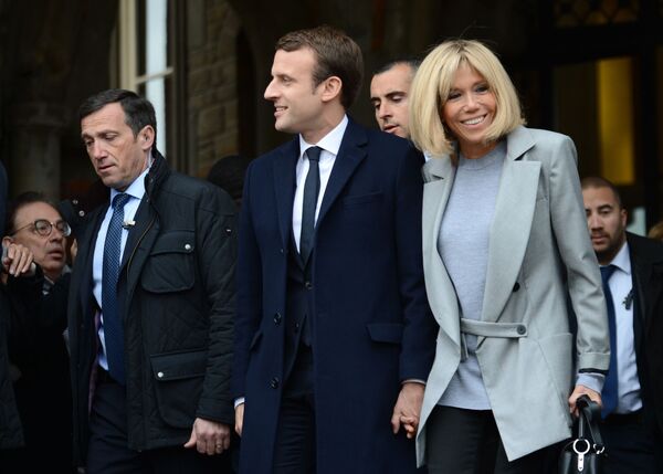 Эммануэль Макрон со своей супругой Брижит во время первого тура президентских выборов во Франции - Sputnik Молдова