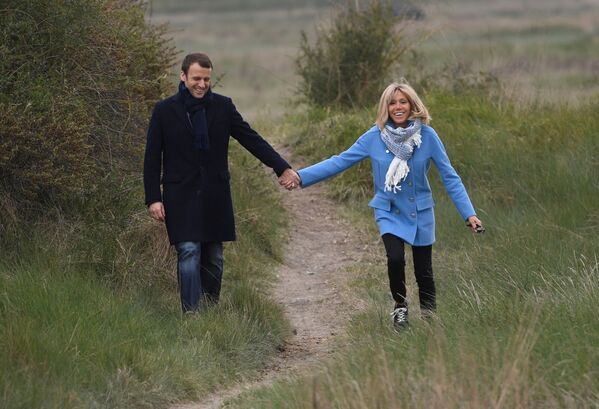 Эммануэль Макрон и его жена Брижит Тронье на прогулке в регионе Ле-Туке-Пари-Плаж - Sputnik Молдова