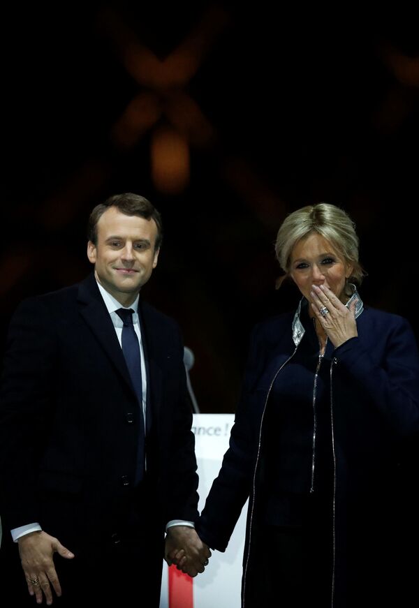 Избранный президент Франции Эммануэль Макрон с женой Брижит празднуют победу на выборах - Sputnik Молдова