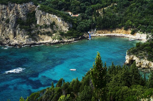 Вид на побережье Адриатического моря на греческом острове Корфу Вид на побережье Адриатического моря на греческом острове Корфу - Sputnik Молдова