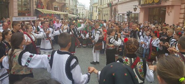 Parada portului popular românesc de la Cernăuți (2016) - Sputnik Moldova-România