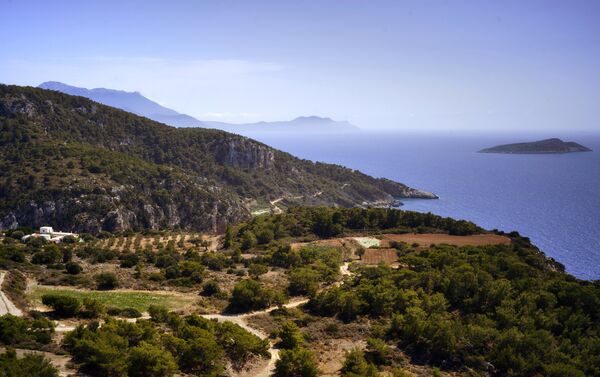 Вид на Эгейское море со стены замка Критиния на острове Родос Вид на Эгейское море со стены замка Критиния на острове Родос - Sputnik Молдова