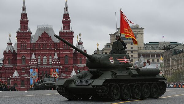 Средний танк Т-34-85 на военном параде, посвященном 72-й годовщине Победы в Великой Отечественной войне 1941-1945 годов - Sputnik Молдова