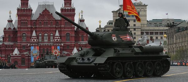 Средний танк Т-34-85 на военном параде, посвященном 72-й годовщине Победы в Великой Отечественной войне 1941-1945 годов Средний танк Т-34-85 на военном параде, посвященном 72-й годовщине Победы в Великой Отечественной войне 1941-1945 годов - Sputnik Молдова