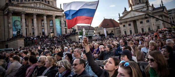 Посетители концерта Песни Победы солистов Хора Турецкого и женской арт-группы Soprano Турецкого на площади Жандарменмаркт в центре Берлина - Sputnik Moldova