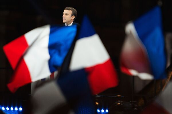 Лидер движения En Marche Эммануэль Макрон, победивший на президентских выборах во Франции, во время своей победной речи перед Лувром в Париже - Sputnik Молдова