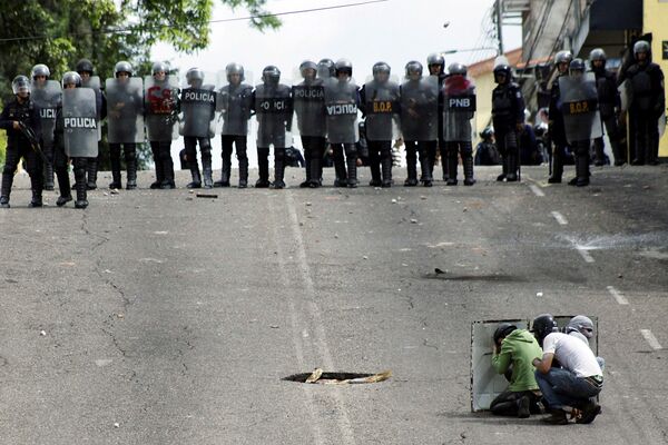 Спецназ венесуэльской полиции во время столкновений с демонстрантами на антиправительственных волнениях в городе Сан-Кристобаль - Sputnik Молдова