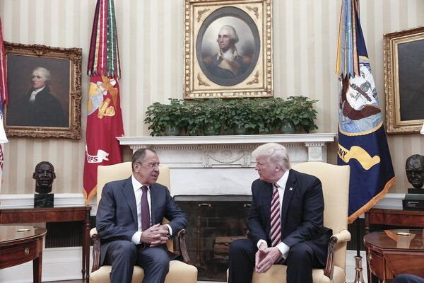 Министр иностранных дел России Сергей Лавров и президент США Дональд Трамп в Вашингтоне - Sputnik Молдова