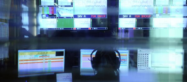 Dozhd TV employees broadcast channel's programs from their studio - Sputnik Moldova-România