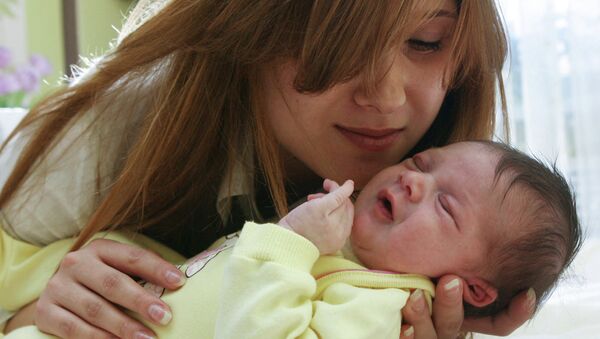 A mother with a newborn baby - Sputnik Moldova-România
