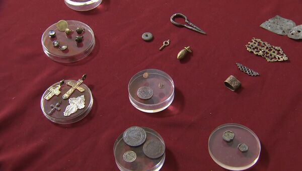 Археологи показали найденные  монеты эпохи Ивана Грозного - Sputnik Молдова