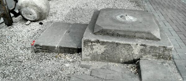 Оскверненная конструкция у входа в парк Штефана чел Маре - Sputnik Молдова