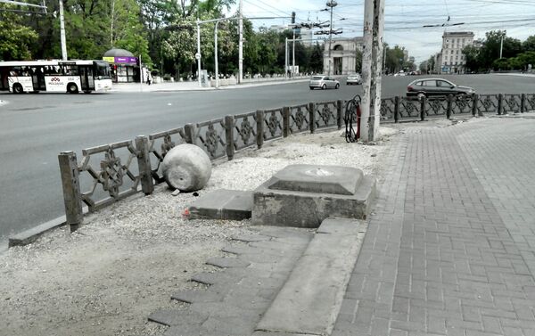 Оскверненная конструкция у входа в парк Штефана чел Маре - Sputnik Молдова