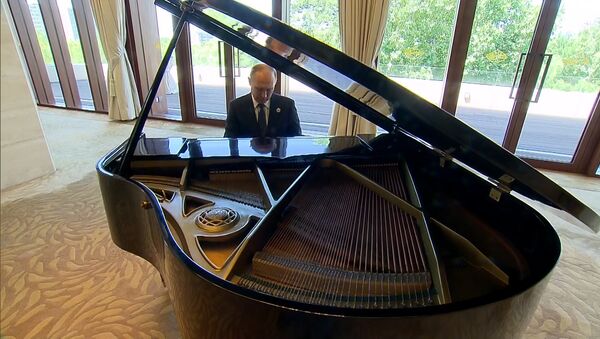 Путин сыграл на рояле в Китае - Sputnik Moldova