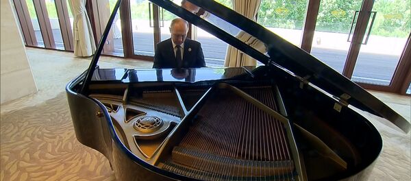 Путин сыграл на рояле в Китае - Sputnik Moldova