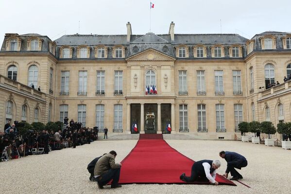 Подготовка к церемонии инаугурации избранного президента Франции Эммануэля Макрона у Елисейского дворца в Париже - Sputnik Молдова