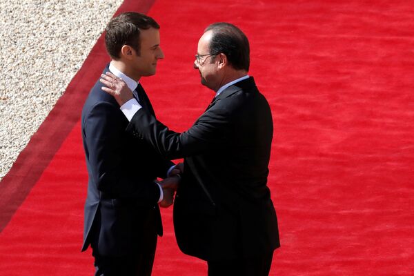 Бывший и новый президенты Франции Франсуа Олланд и Эммануэль Макрон в Париже - Sputnik Молдова