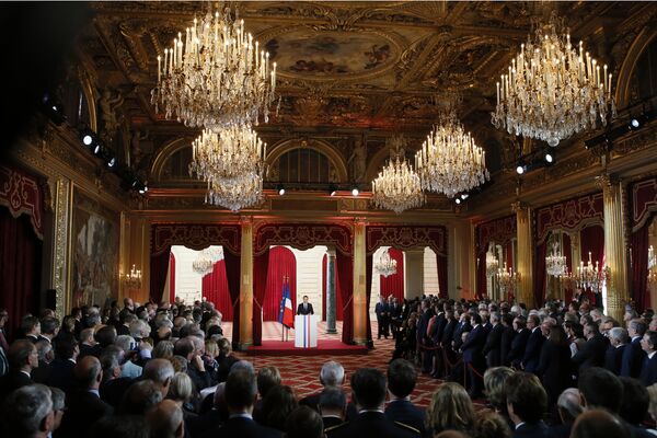 Новый президент Франции Эммануэль Макрон во время инаугурации - Sputnik Молдова