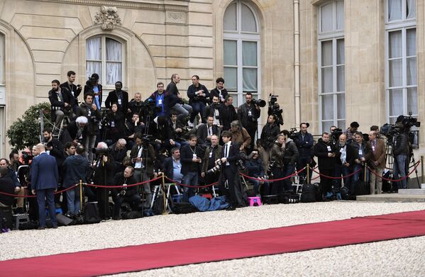 Журналисты в ожидании начала церемонии инаугурации избранного президента Франции Эммануэля Макрона - Sputnik Молдова