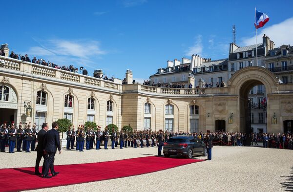 Бывший и новый президенты Франции Франсуа Олланд и Эммануэль Макрон в Париже - Sputnik Молдова