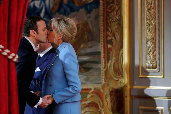 Президент Франции Эммануэль Макрон со своей супругой Бриджит на церемонии инаугурации в Париже - Sputnik Молдова