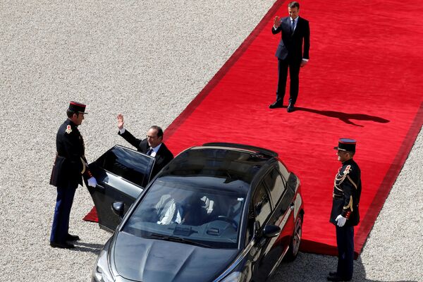 Бывший президент Франции Франсуа Олланд покидает Елисейский дворец - Sputnik Молдова