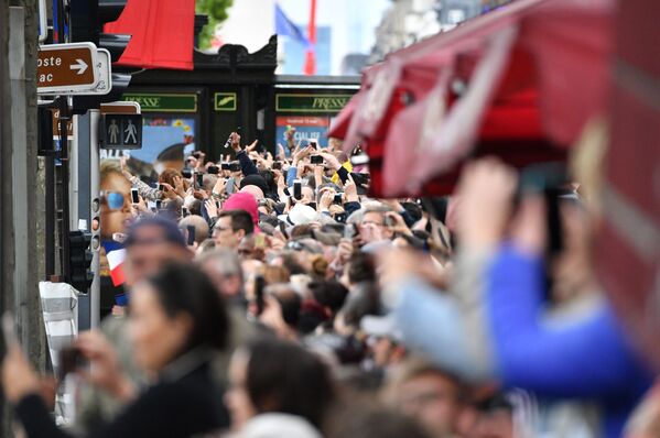 Жители во время парада после инаугурации избранного президента Франции Эммануэля Макрона в Париже - Sputnik Молдова