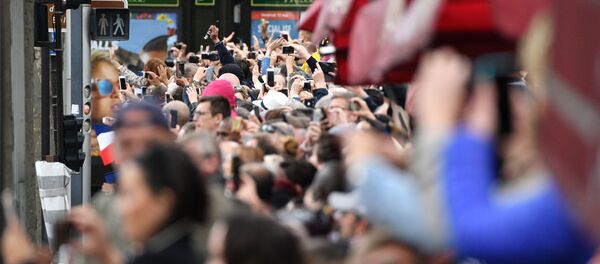 Жители во время парада после инаугурации избранного президента Франции Эммануэля Макрона в Париже - Sputnik Молдова