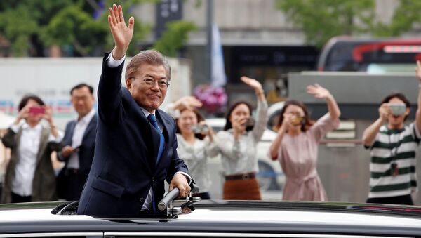 South Korean President Moon Jae-in waves as he heads for the Presidential Blue House in Seoul, South Korea, May 10, 2017. - Sputnik Moldova-România