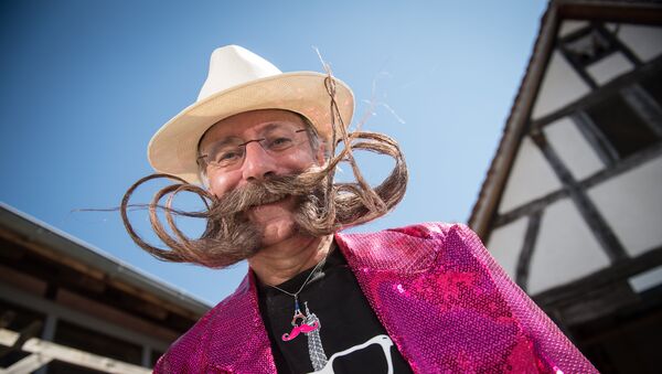 Участник конкурса с усами и бородой в форме Эйфелевой башни - Sputnik Молдова