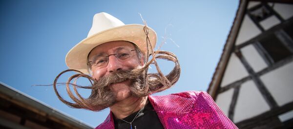 Участник конкурса с усами и бородой в форме Эйфелевой башни Участник конкурса с усами и бородой в форме Эйфелевой башни - Sputnik Молдова