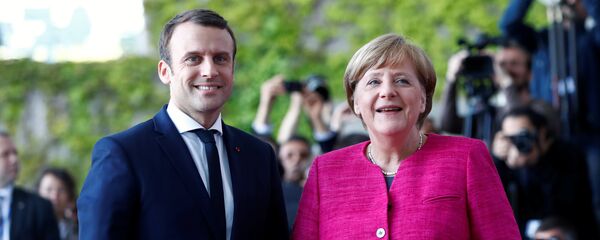 German Chancellor Angela Merkel and French President Emmanuel Macron arrive at a ceremony at the Chancellery in Berlin, Germany, May 15, 2017. - Sputnik Moldova-România