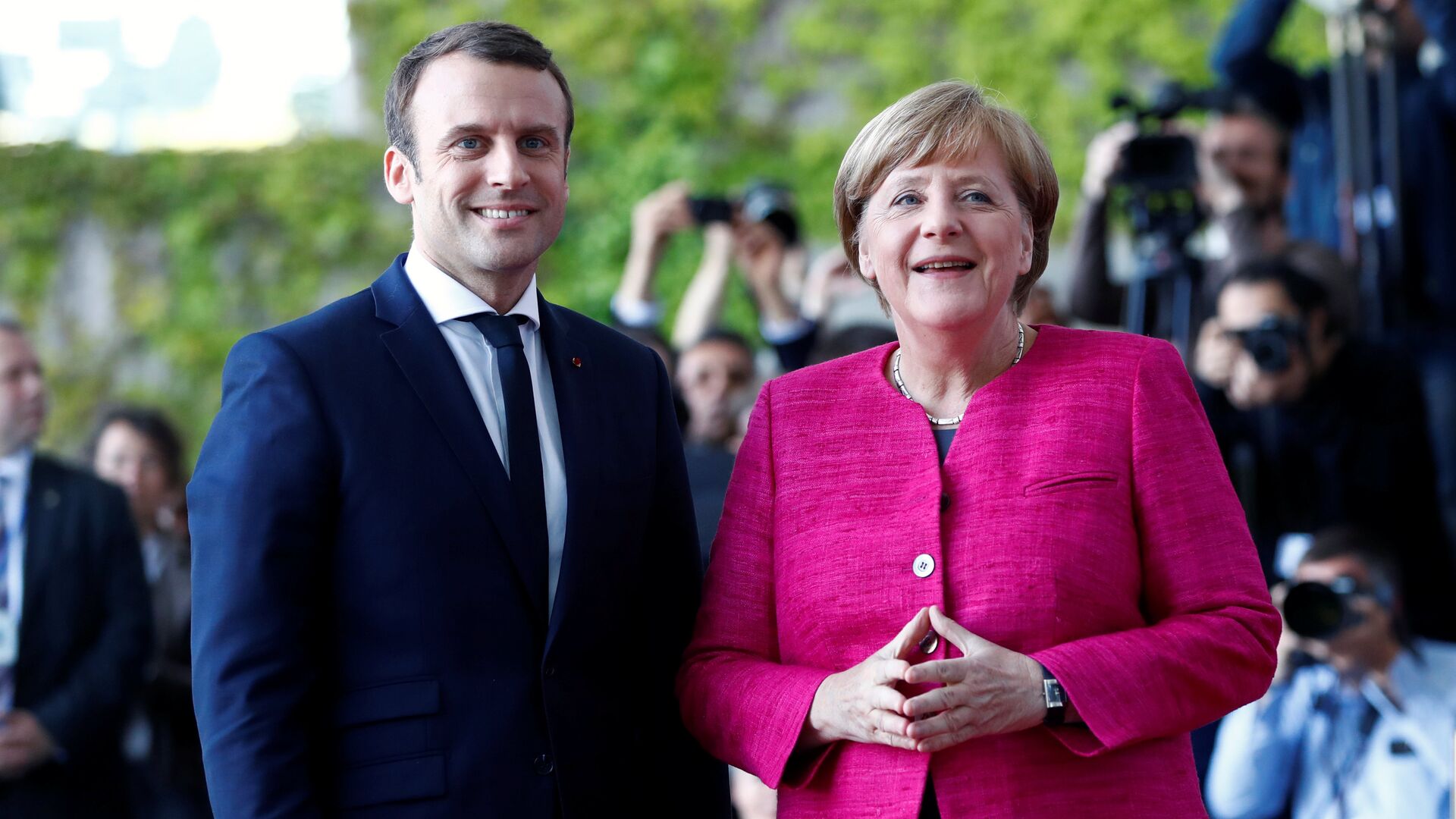 German Chancellor Angela Merkel and French President Emmanuel Macron arrive at a ceremony at the Chancellery in Berlin, Germany, May 15, 2017. - Sputnik Moldova-România, 1920, 04.11.2021