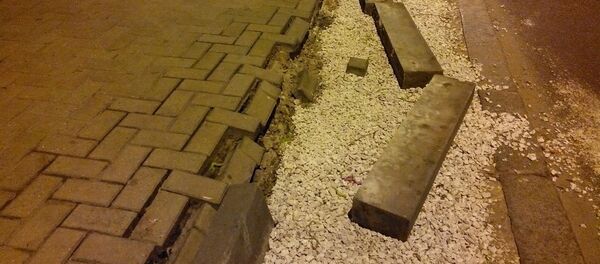 Сваленный в сторону бордюр в Кишиневе - Sputnik Молдова