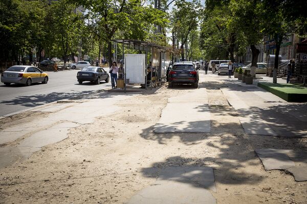 На этом снимке прекрасно все: и поломанная остановка, и разбитый тротуар, и неправильно припаркованная легковушка. - Sputnik Молдова