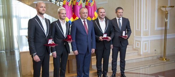 LIVE: Президент Игорь Додон награждает группу Sunstroke Project - Sputnik Молдова