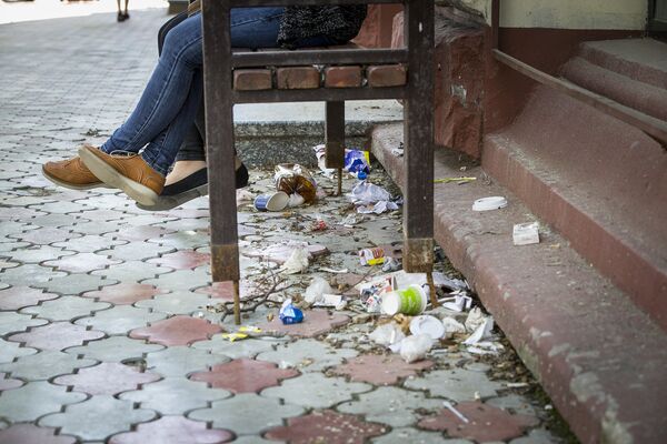 Atenție nu doar la gunoiul împrăștiat, ci și la picioarele băncii, care sunt extrem de subțiri! - Sputnik Moldova