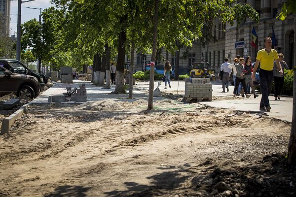 Pentru plimbări, orășenilor le-a mai rămas doar o porțiune scurtă de alee asfaltată. - Sputnik Moldova