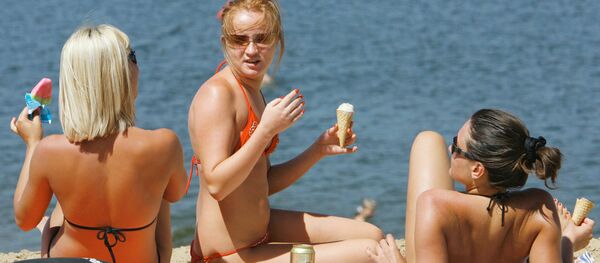 Девушки на пляже - Sputnik Молдова