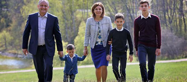 Игорь Додон вместе с семьей - Sputnik Молдова