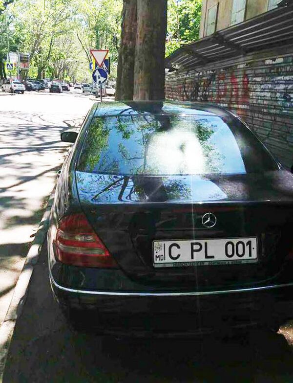 Automobilul lui Mihai Ghimpu parcat neregulamentar pe str. 31 august 1989 din Chișinău Automobilul lui Mihai Ghimpu parcat neregulamentar pe str. 31 august 1989 din Chișinău - Sputnik Moldova