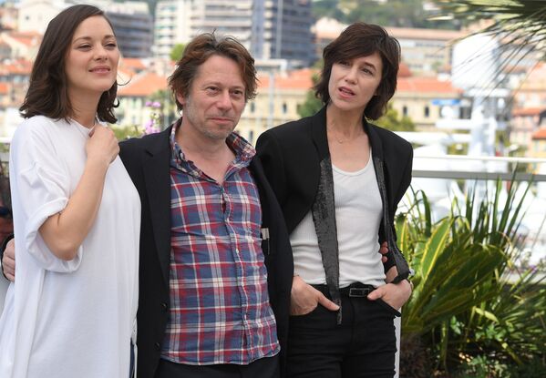 Actorii Marion Cotillard, Mathieu Amalric și Charlotte Gainsbourg (de la stânga la dreapta) în cadrul Festivalului Internațional de Film de la Cannes. - Sputnik Moldova