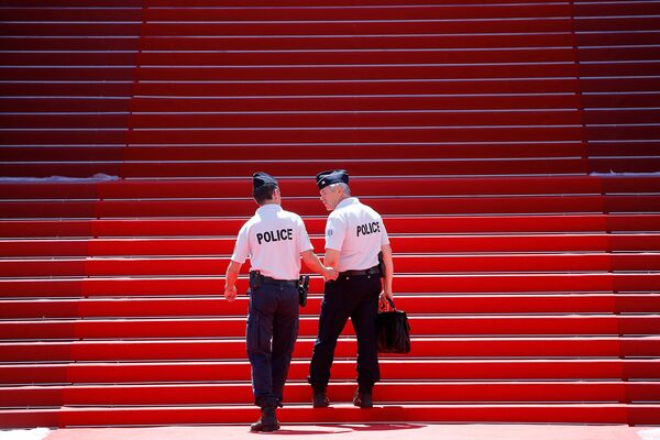 Polițiștii francezi verifică covorul roșu înainte de ceremonia de deschidere a Festivalului de la Cannes. - Sputnik Moldova