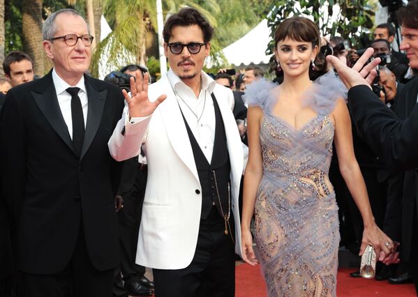 De la stânga la dreapta: actorul australian Jeffrey Rush, actorul american Johnny Depp și actrița spaniolă Penelope Cruz, la Festivalul de Film de la Cannes, mai, 2011. - Sputnik Moldova