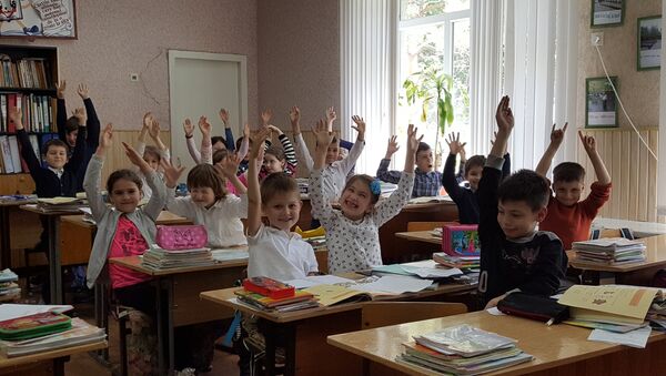 Школа - это не только Храм знаний, но и коллектив - Sputnik Moldova