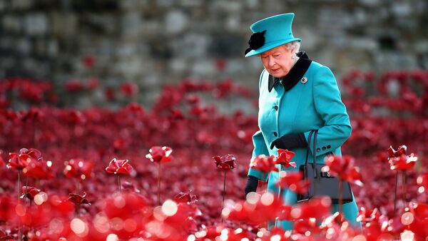 Britain's Queen Elizabeth II visits the Tower of London's 'Blood Swept Lands and Seas of Red' poppy installation in central London on October 16, 2014 - Sputnik Moldova-România