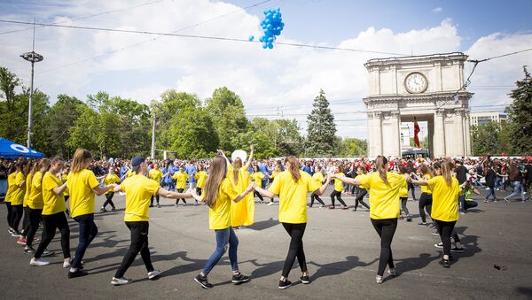 Сотни человек оживили олимпийские кольца в центре Кишинева - Sputnik Молдова