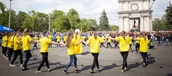 Сотни человек оживили олимпийские кольца в центре Кишинева Сотни человек оживили олимпийские кольца в центре Кишинева - Sputnik Молдова