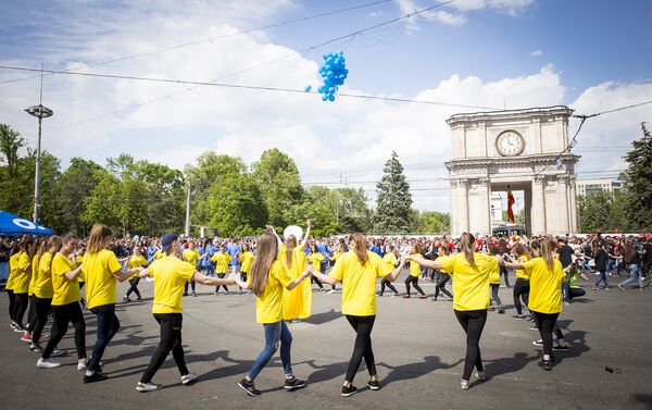 Сотни человек оживили олимпийские кольца в центре Кишинева - Sputnik Молдова