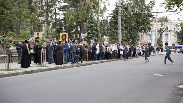 Колонна верующих собирается, что пойти навстречу шествию представителей ЛГБТ-сообщества - Sputnik Moldova